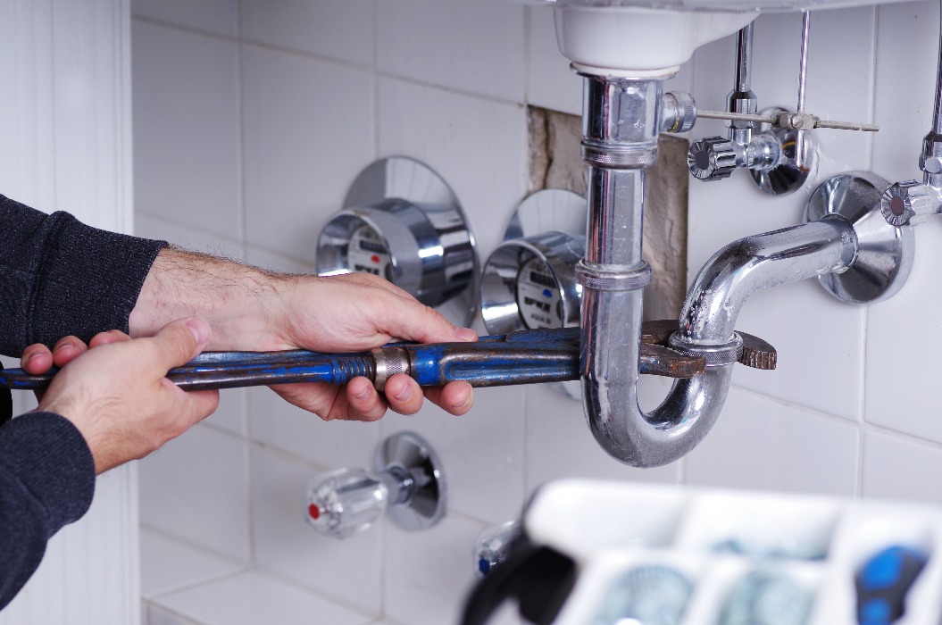 Installateur bei der Arbeit