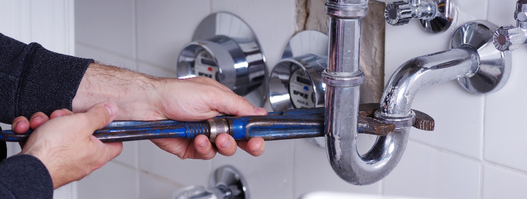 Installateur bei der Arbeit