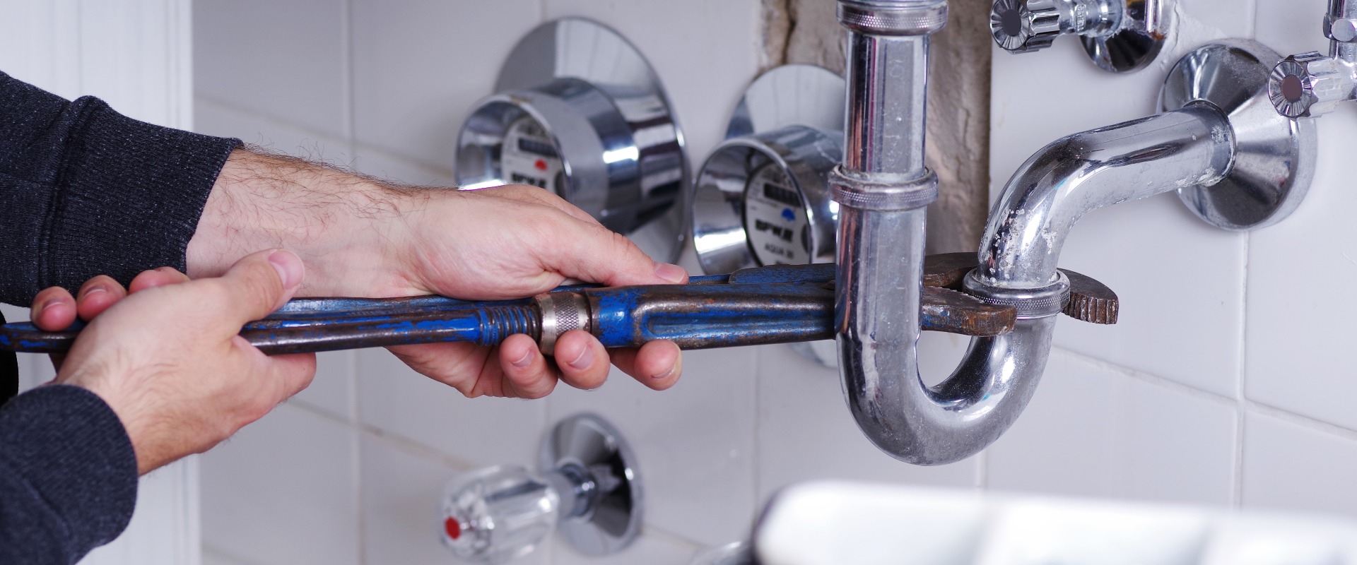 Installateur bei der Arbeit